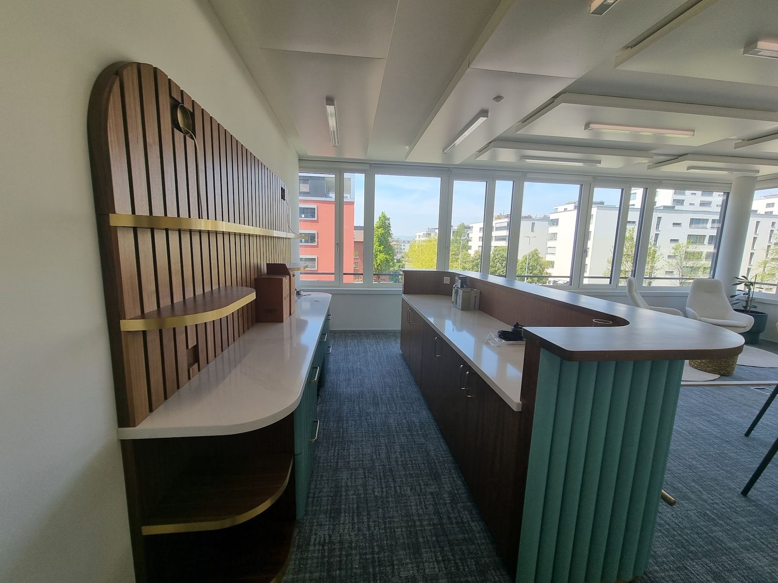 Theke und Wandverkleidung mit Holzlamellen in einem Büro