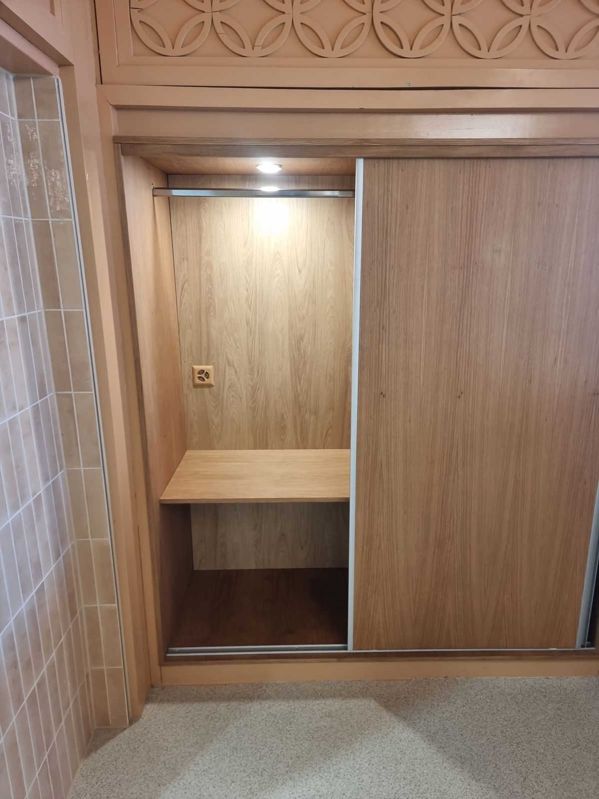 Einbauschrank mit Holzfront und verzierter Zierleiste