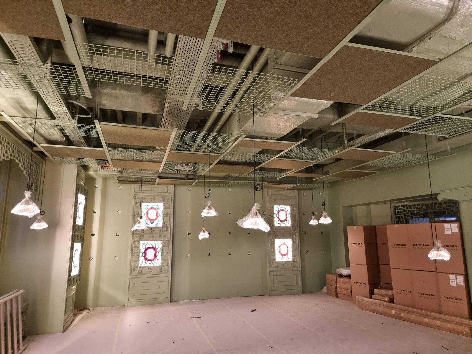 Ausbau eines Raums mit Abhangdecke und Leuchten