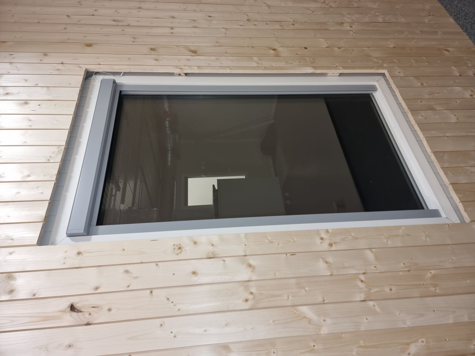 Fenster in einer Täferwand aus Fichtenholz